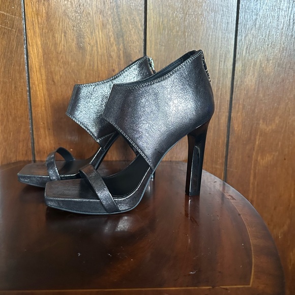 Sophisticated Black High Heel Sandals with Strappy Design - Picture 1 of 7